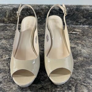 Nine West Women's Peep Toe Heels Shoes Beige Patent Leather Size 9.5M